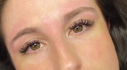 Linas Lashes & Brows image 3