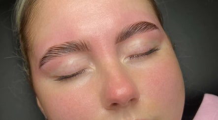 Expertly shaped brows by Linas Lashes & Brows, High Wycombe, England, GB. Perfect brow lamination results.