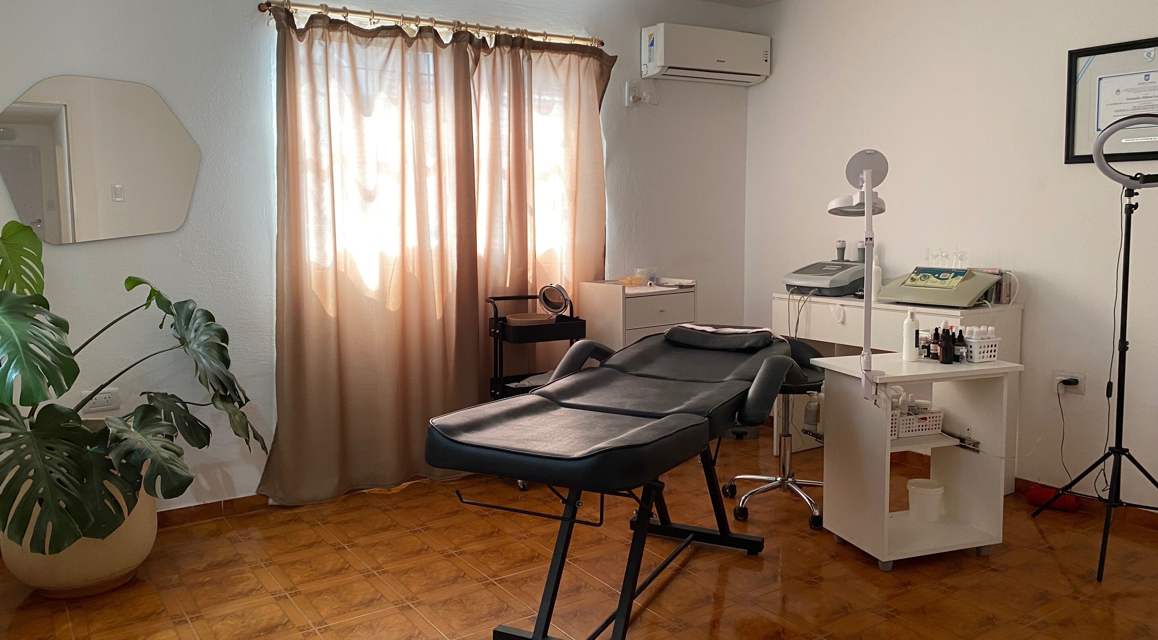 Sala de tratamiento en Emma Estetica, Córdoba, Córdoba, AR, con camilla y equipo de belleza.