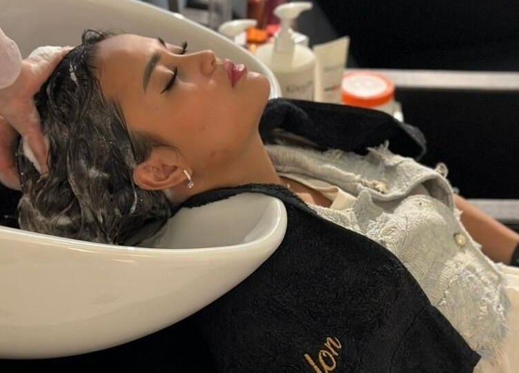 Relaxing hair wash at Clue Salon, Riyadh, Riyadh Province, SA, featuring gentle scalp massage.