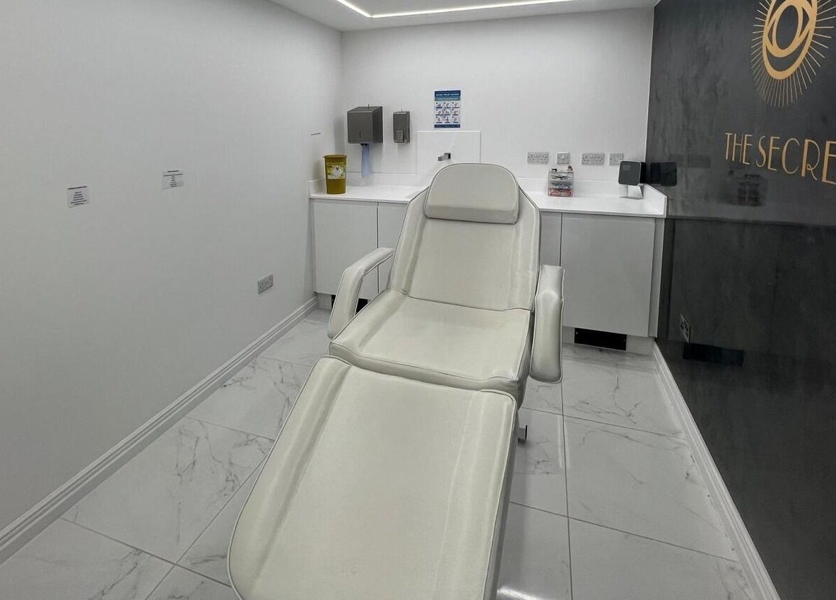 Modern treatment room at NEU® Cosmetic Clinic Glasgow, featuring a comfortable chair and minimalist decor, Glasgow, Scotland, GB.