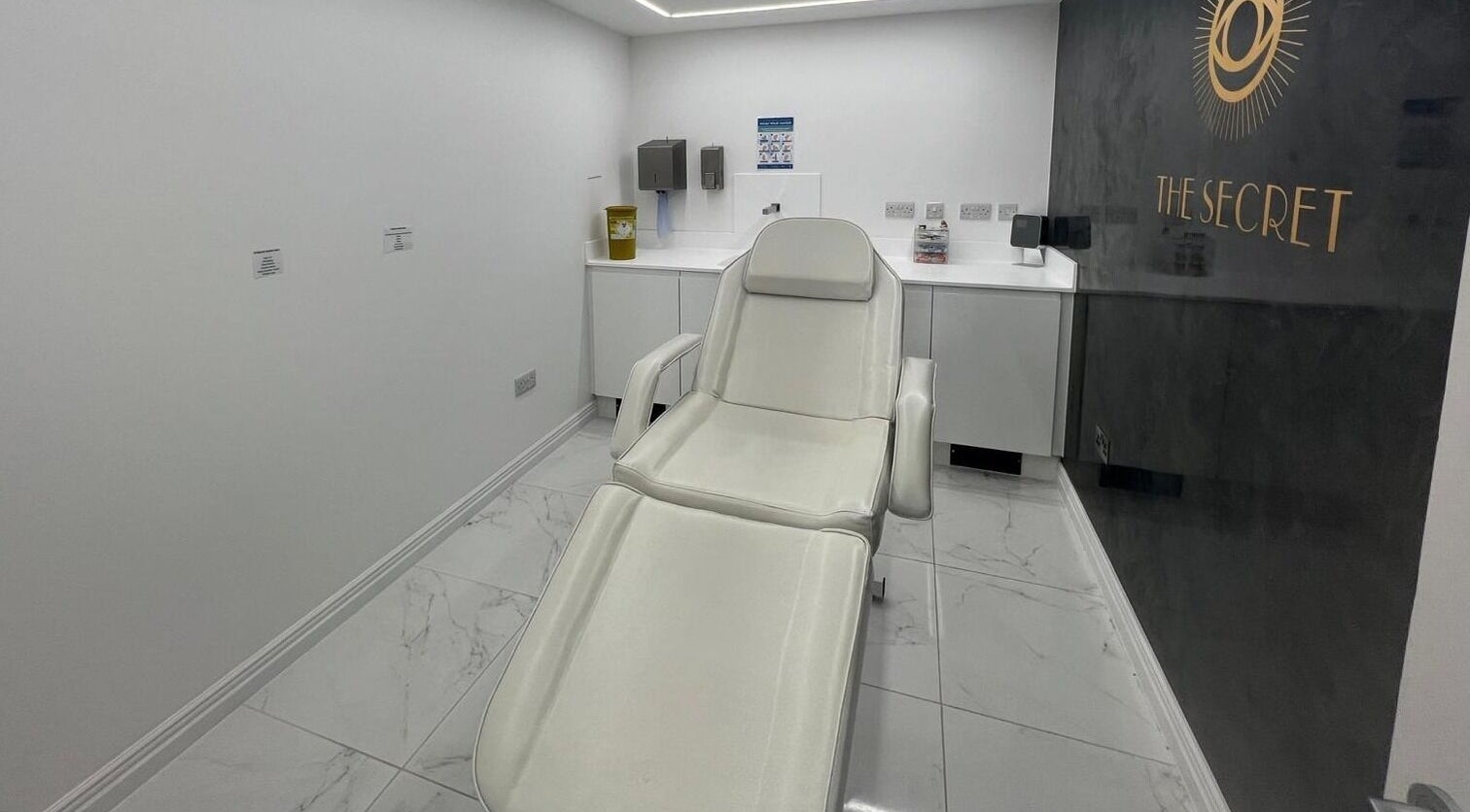 Modern treatment room at NEU® Cosmetic Clinic Glasgow, featuring a comfortable chair and minimalist decor, Glasgow, Scotland, GB.
