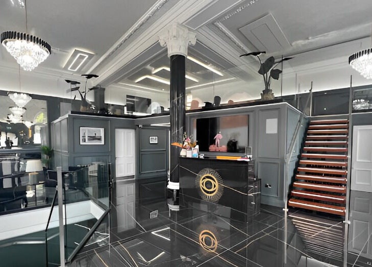 Luxurious lobby at NEU® Cosmetic Clinic Glasgow, featuring chandeliers and modern design. Glasgow, Scotland, GB.