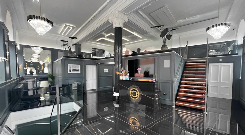 Luxurious lobby at NEU® Cosmetic Clinic Glasgow, featuring chandeliers and modern design. Glasgow, Scotland, GB.