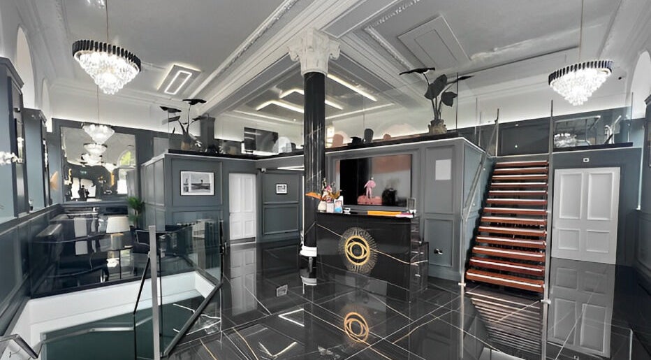 Luxurious lobby at NEU® Cosmetic Clinic Glasgow, featuring chandeliers and modern design. Glasgow, Scotland, GB.