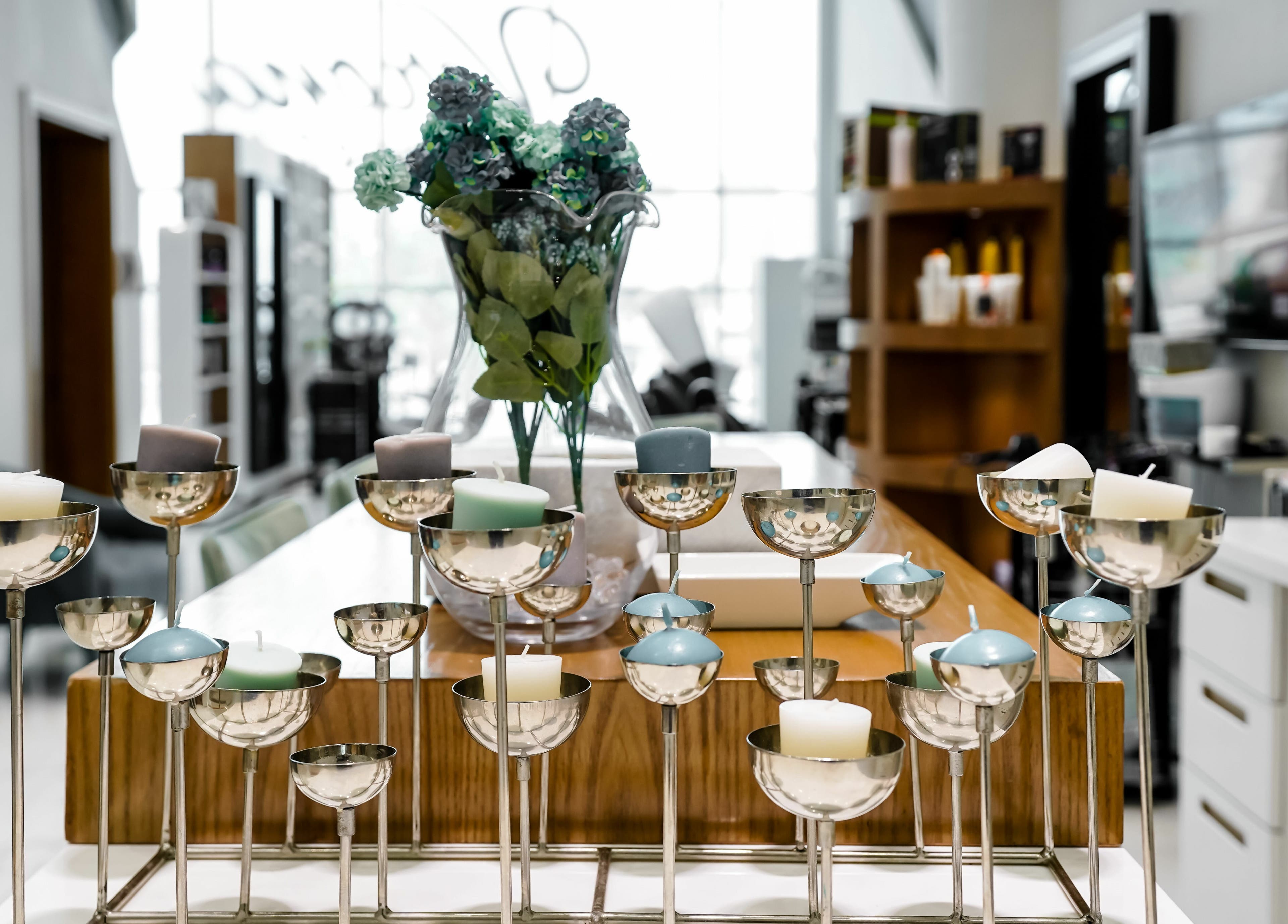 Elegant candle display at Verona Style Mens Salon in Abu Dhabi, AE, enhancing tranquil salon atmosphere.