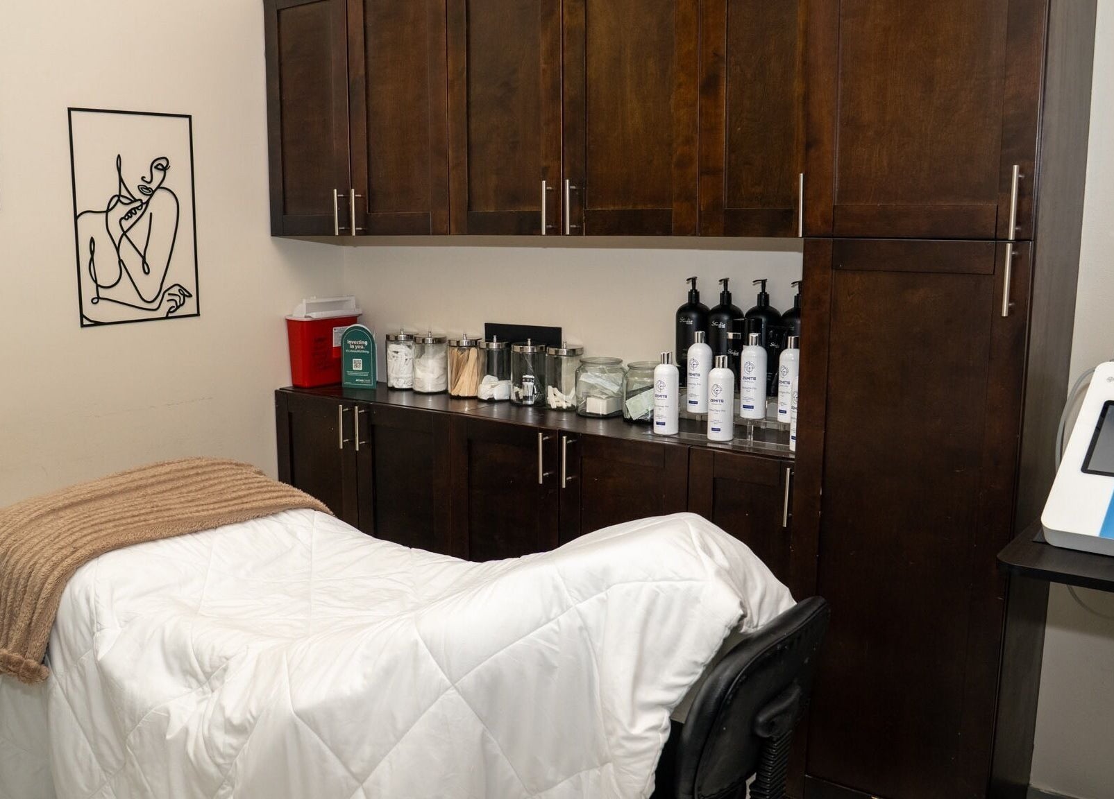 Relaxing treatment room at RÊVE AESTHETICS by eyebrow studio in Doral, Florida, US.
