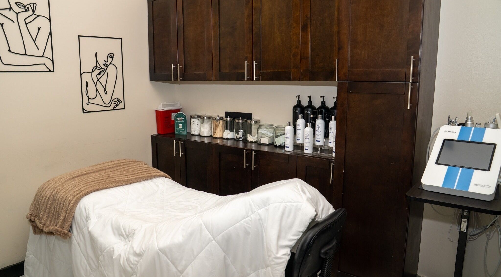 Relaxing treatment room at RÊVE AESTHETICS by eyebrow studio in Doral, Florida, US.