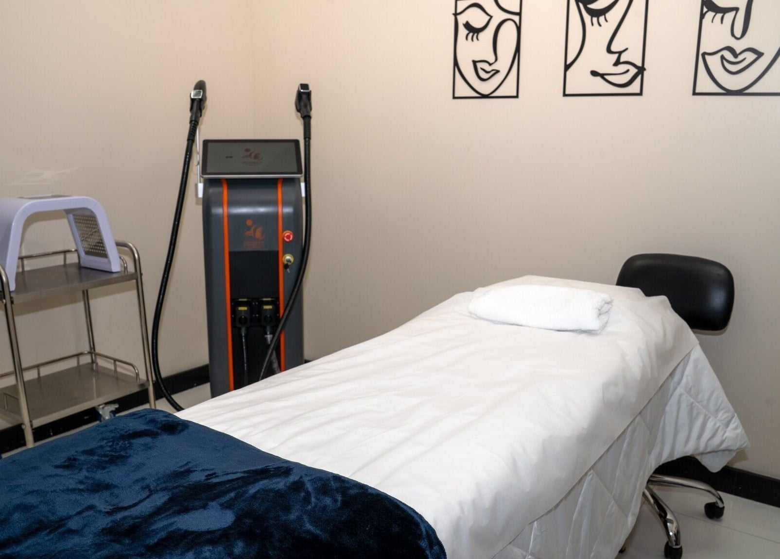 Calm treatment room at RÊVE AESTHETICS by eyebrow studio, Doral, Florida, US, featuring elegant decor.