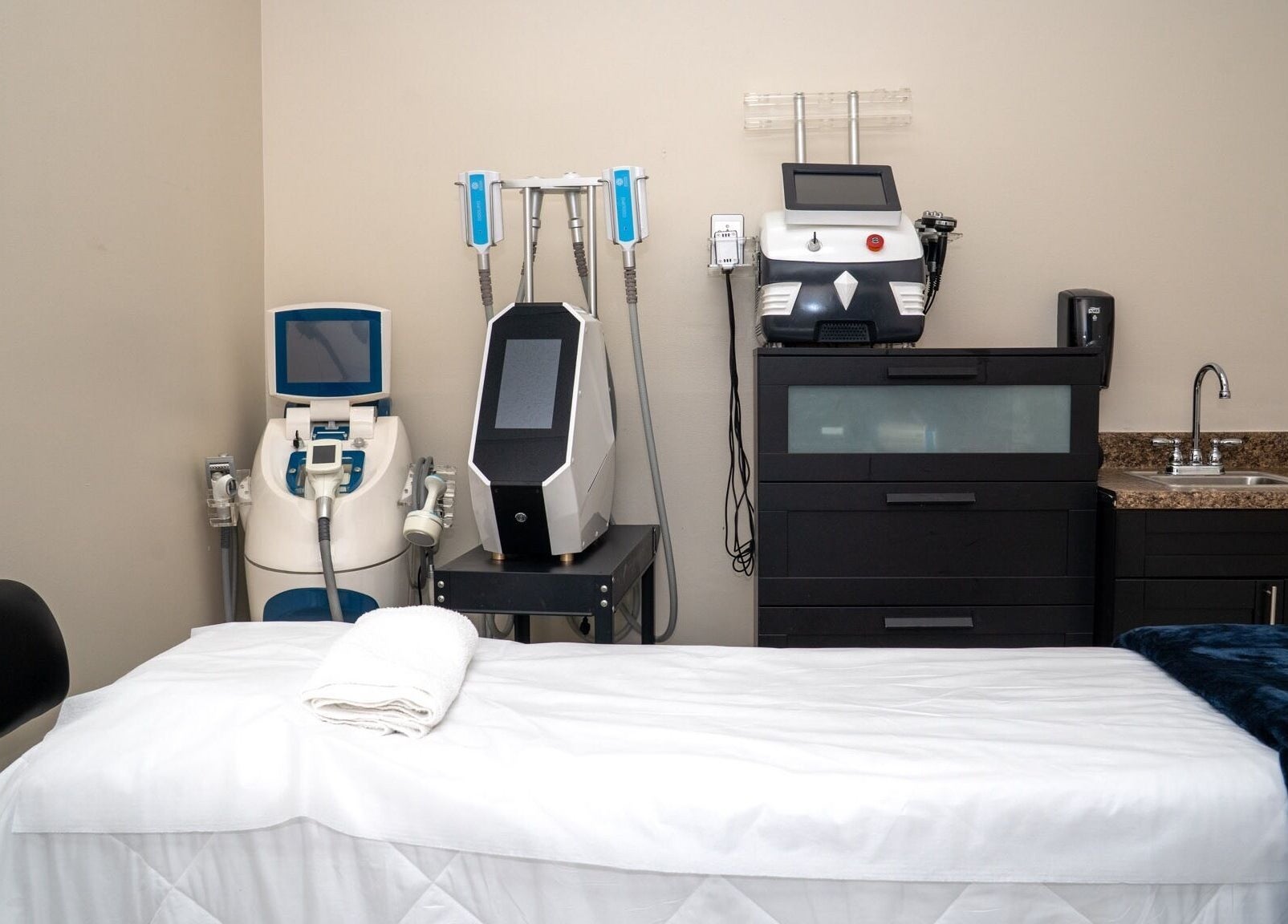 Modern treatment room at RÊVE AESTHETICS by eyebrow studio, Doral, Florida, US with advanced equipment and comfy bed.