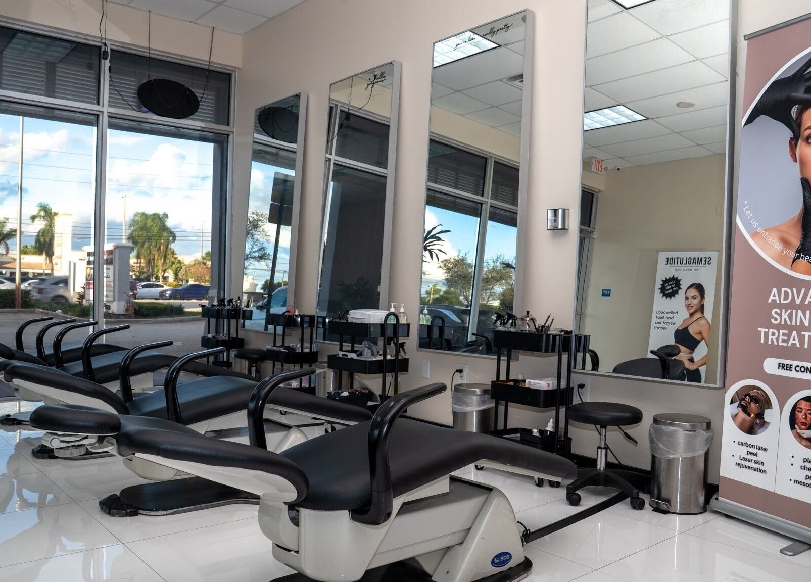 Chic treatment area at RÊVE AESTHETICS by eyebrow studio, Doral, Florida, US. Modern, inviting ambiance.