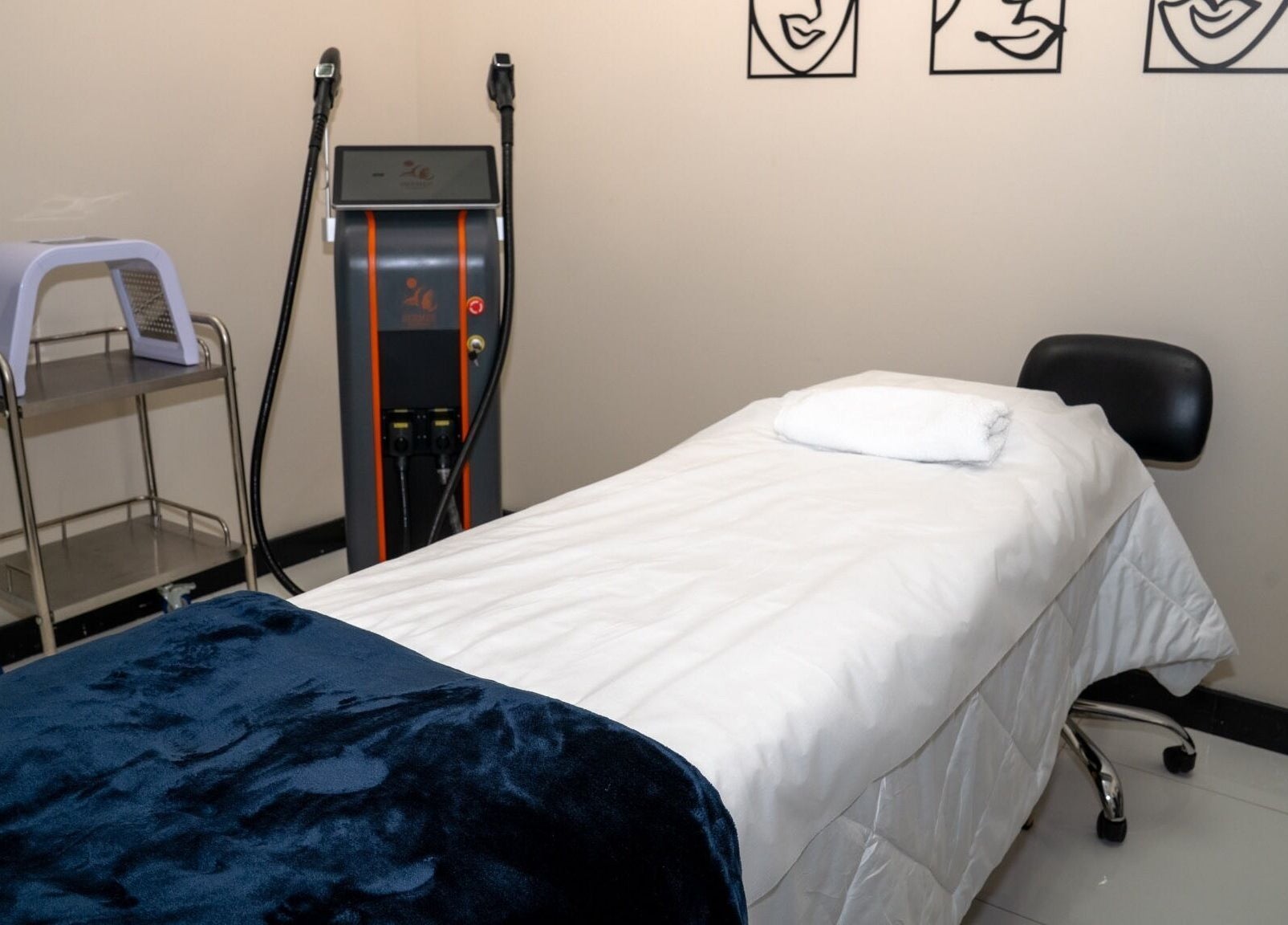 Cozy treatment room at Rêve Aesthetics By Eyebrow Studio in Doral, Florida, US with modern equipment.