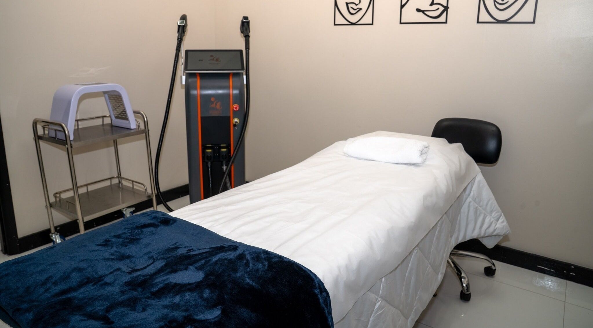 Cozy treatment room at Rêve Aesthetics By Eyebrow Studio in Doral, Florida, US with modern equipment.