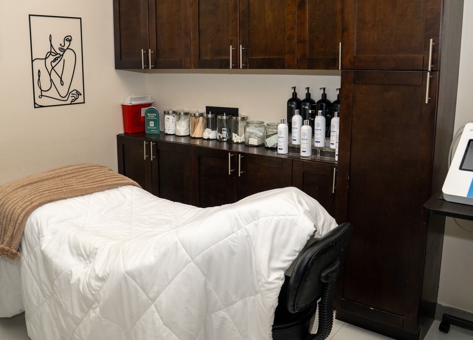 Tranquil treatment room at Rêve Aesthetics By Eyebrow Studio, Doral, Florida, US, with plush bedding and decor.