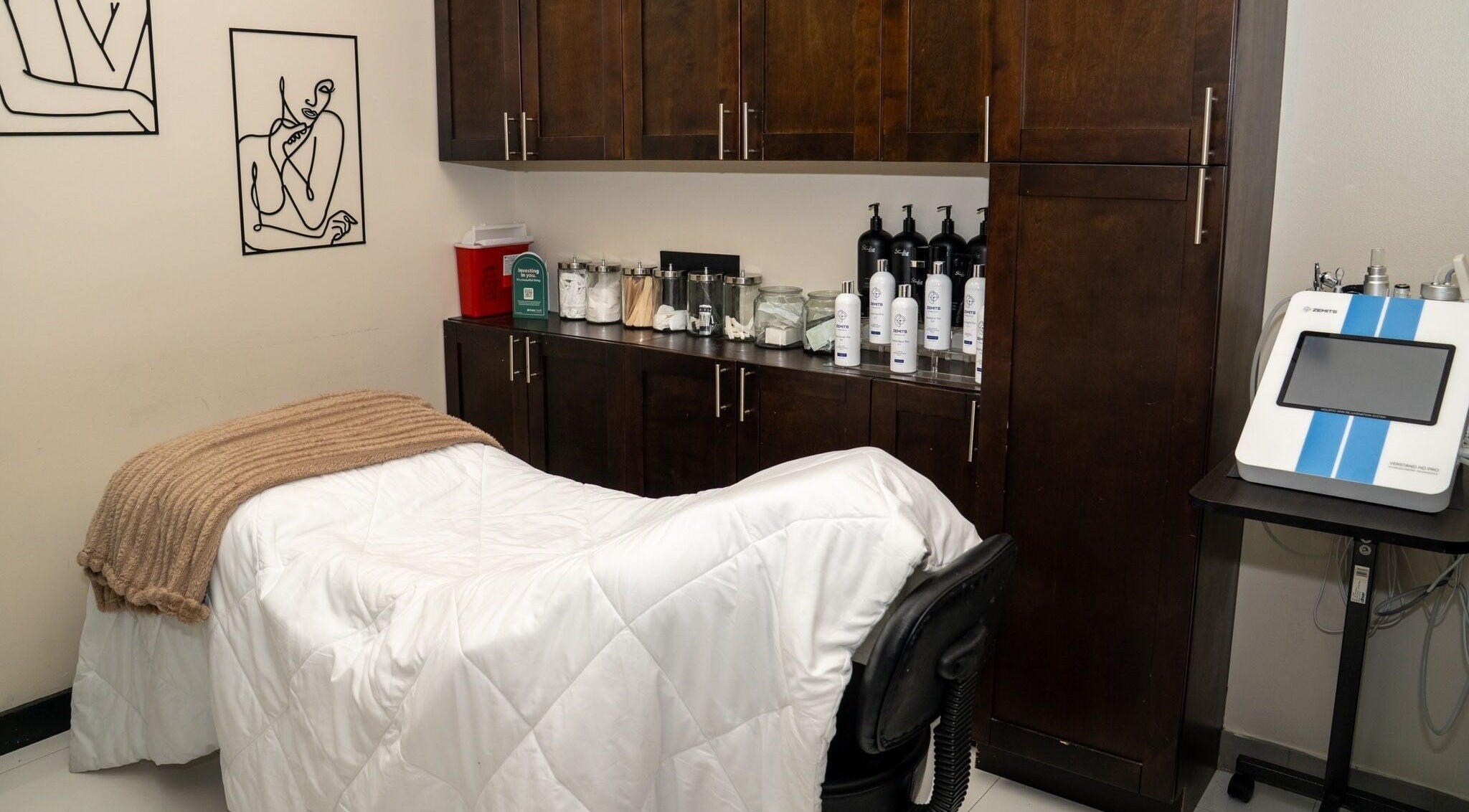 Tranquil treatment room at Rêve Aesthetics By Eyebrow Studio, Doral, Florida, US, with plush bedding and decor.