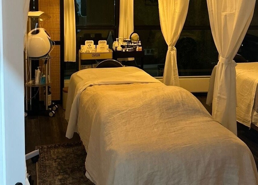 Tranquil treatment room at Soo Healing Studio, Toronto, Ontario, CA, showcasing cozy massage beds and soft lighting.
