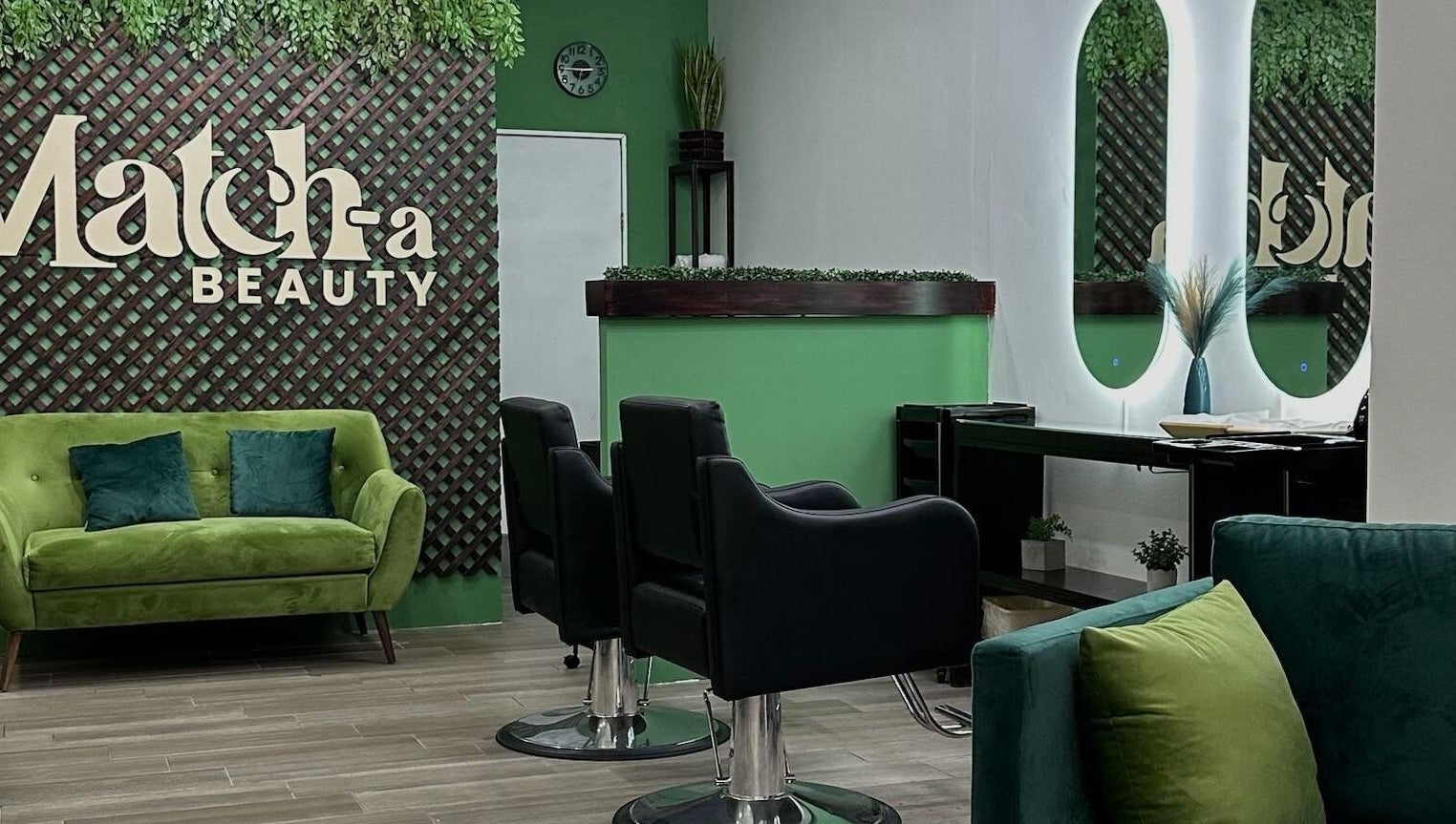 Interior elegante de Match-a Beauty en Ciudad De Guatemala, Guatemala, GT, con mobiliario verde y moderno.