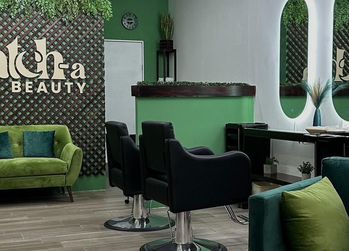 Interior elegante de Match-a Beauty en Ciudad De Guatemala, Guatemala, GT, con mobiliario verde y moderno.