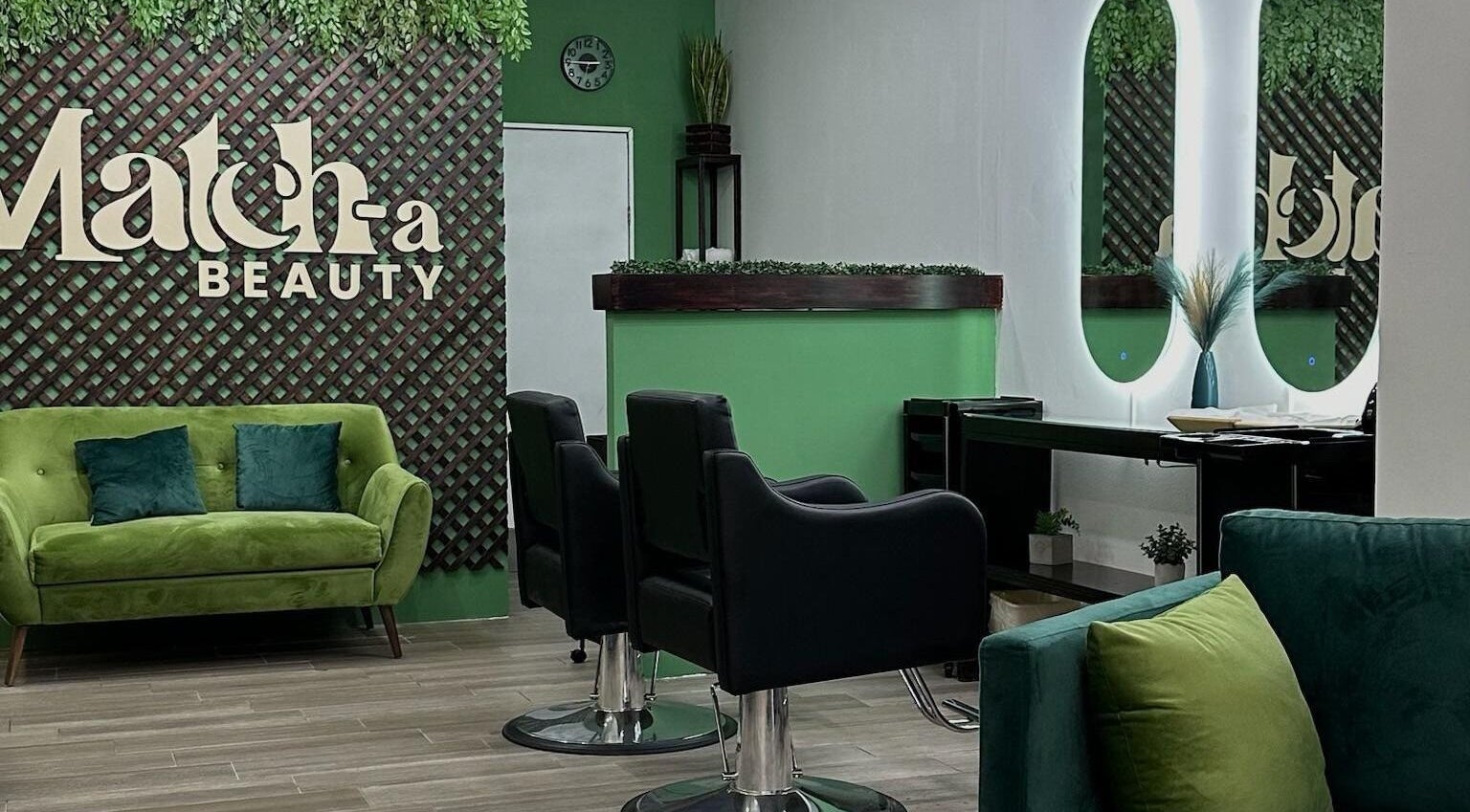Interior elegante de Match-a Beauty en Ciudad De Guatemala, Guatemala, GT, con mobiliario verde y moderno.