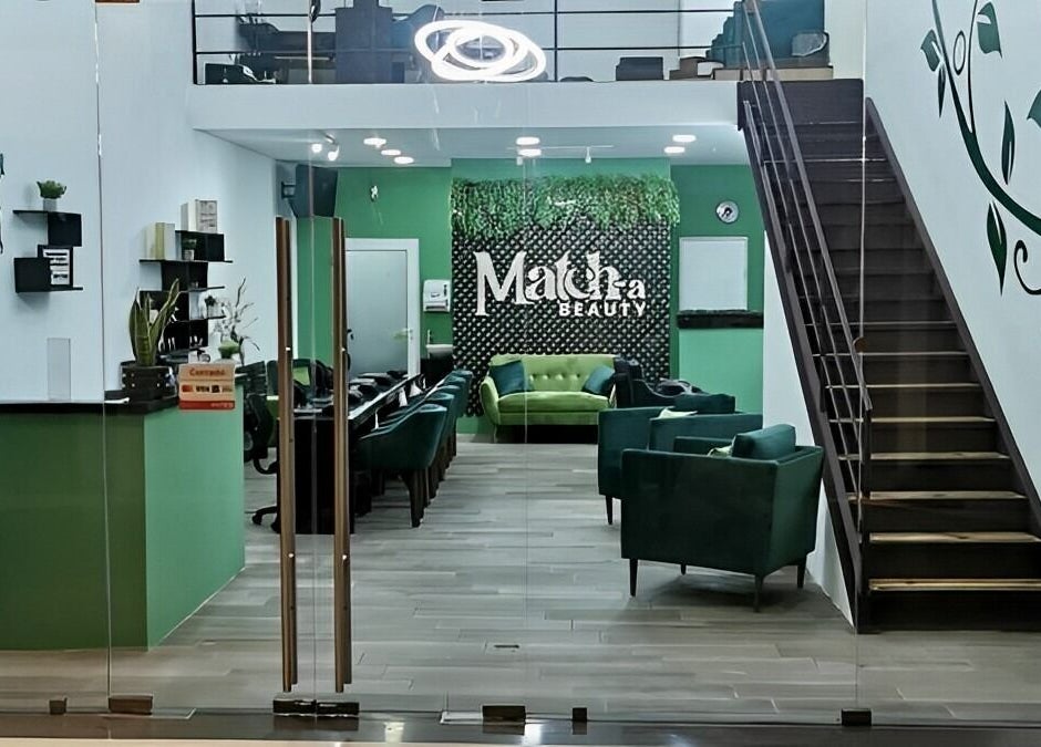 Recepción moderna en Match-a Beauty, Ciudad De Guatemala, Guatemala, GT, con tonalidades verdes y ambiente acogedor.