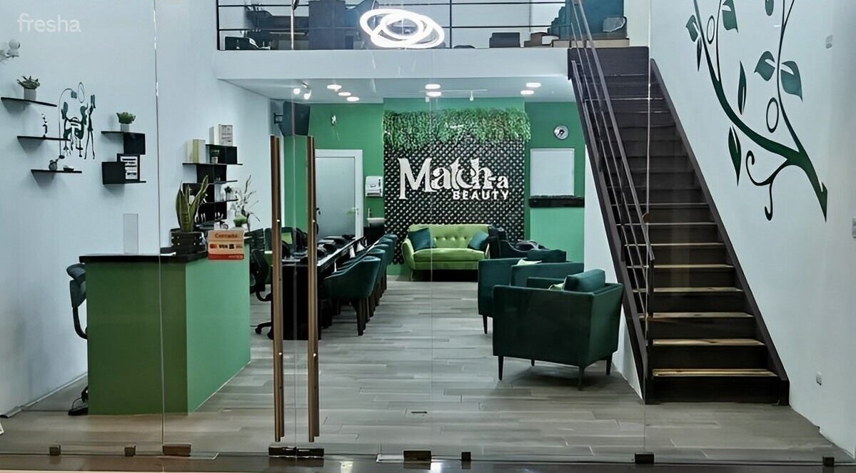Recepción moderna en Match-a Beauty, Ciudad De Guatemala, Guatemala, GT, con tonalidades verdes y ambiente acogedor.