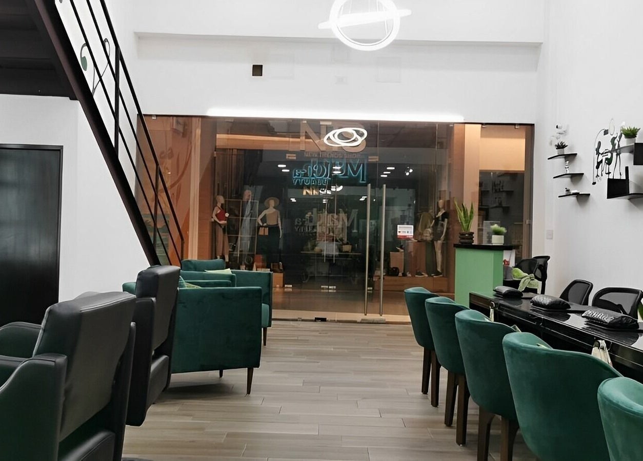 Interior elegante de Match-a Beauty en Ciudad De Guatemala, Guatemala, GT con sillas verdes y decoración moderna.