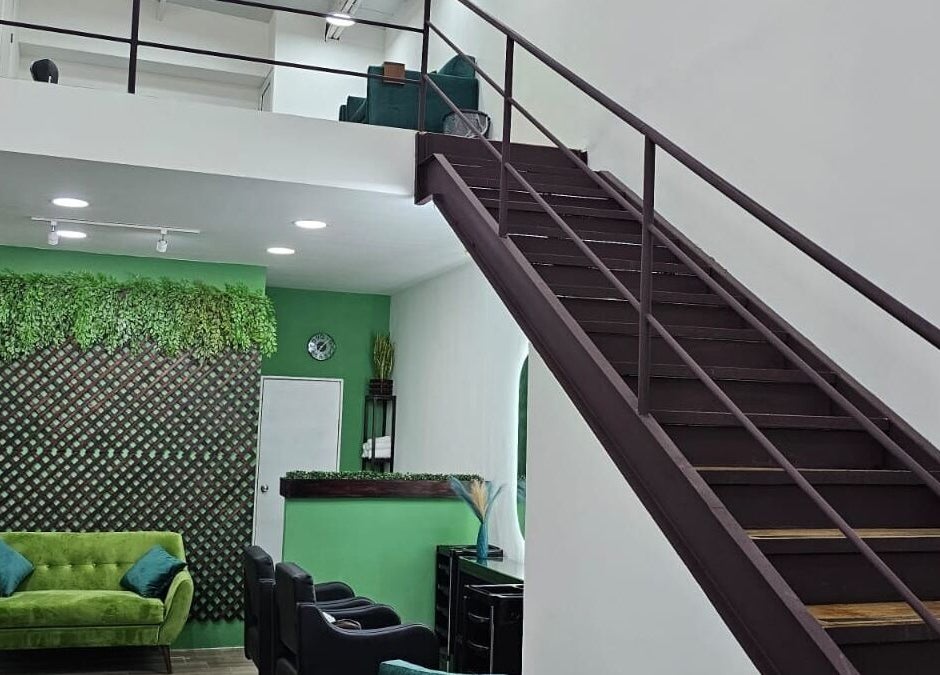 Interior de Match-a Beauty con escaleras y decoración verde en Ciudad De Guatemala, Guatemala, GT.