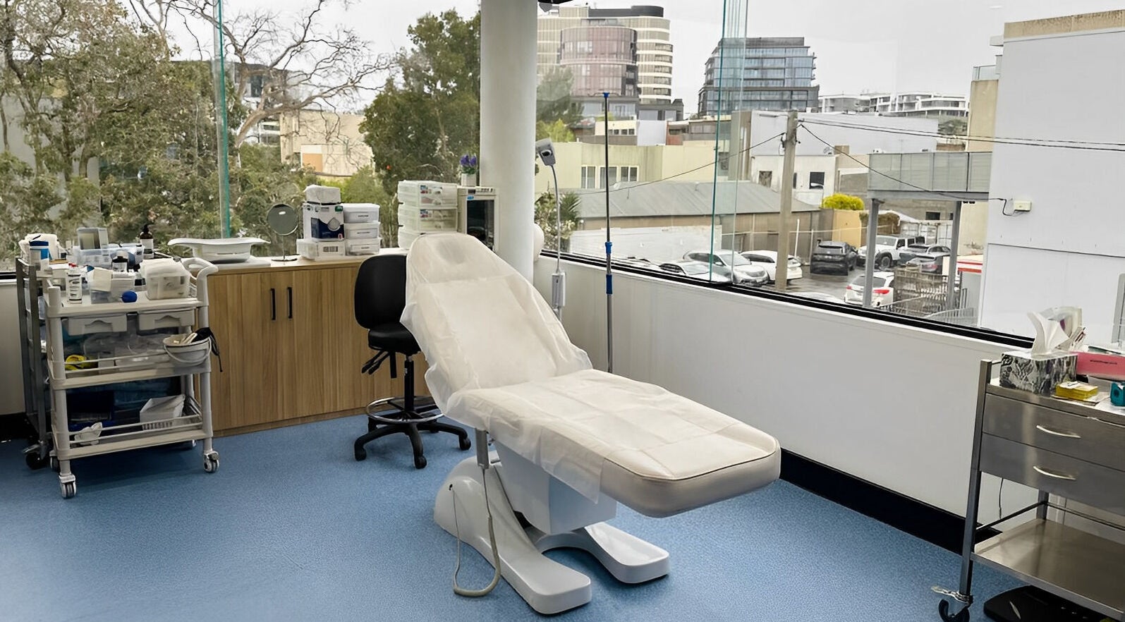 Calming treatment room at Royal Grace Medical in Melbourne, Victoria, AU with a modern adjustable chair and equipment.