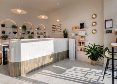 Elegant reception area at SweatLounge Chiswick, London, England, GB with stylish decor and ambient lighting.