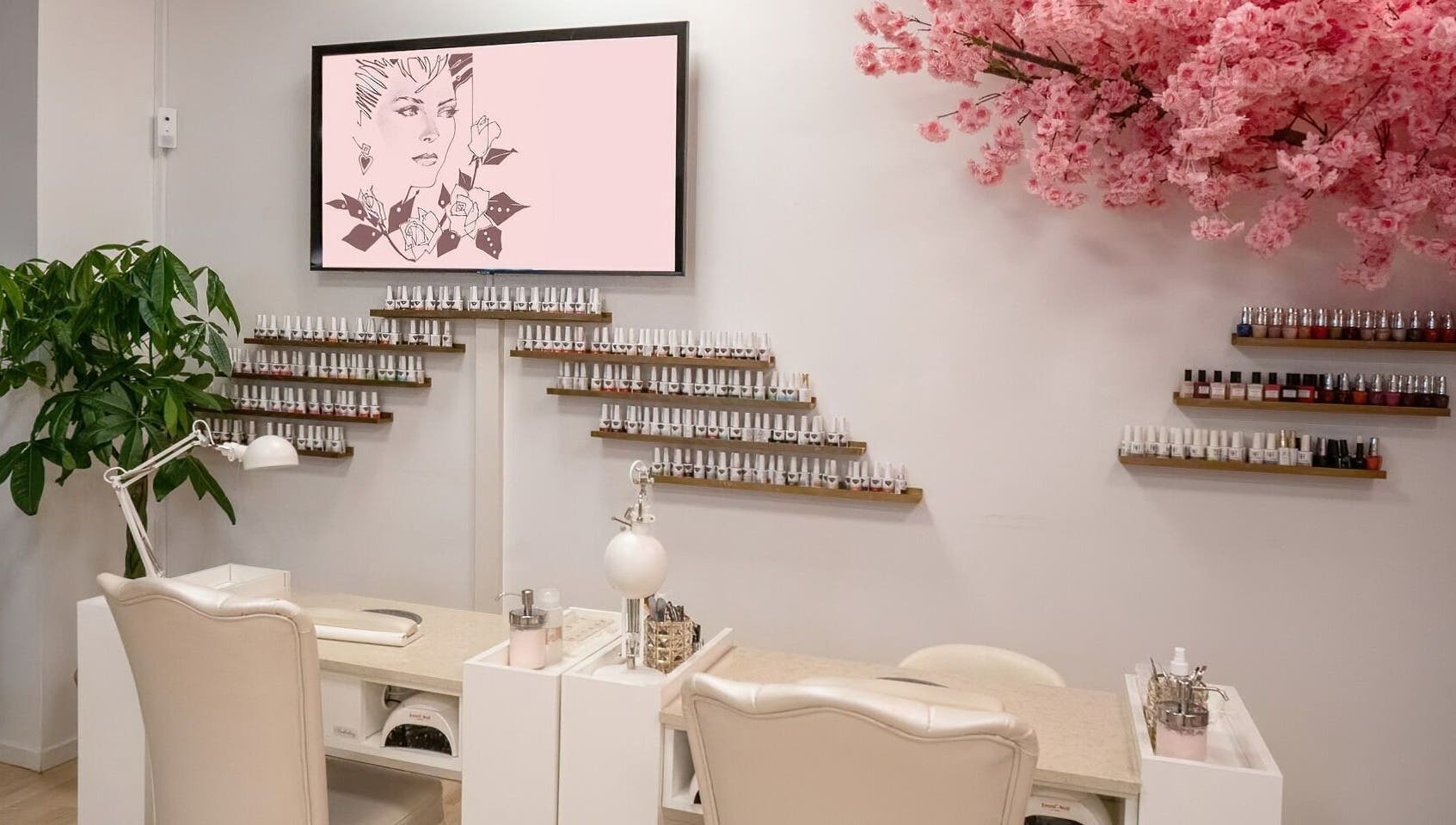 Elegant neglebord hos I Am Beauty, Vallensbæk Strand, DK, med dekorationer og neglelakke på hylder.