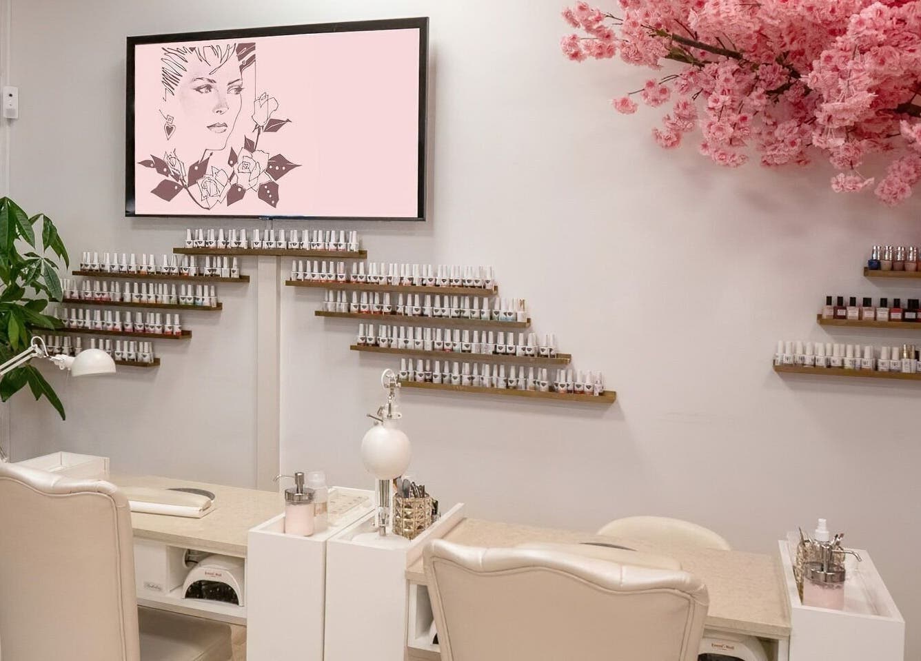 Elegant neglebord hos I Am Beauty, Vallensbæk Strand, DK, med dekorationer og neglelakke på hylder.