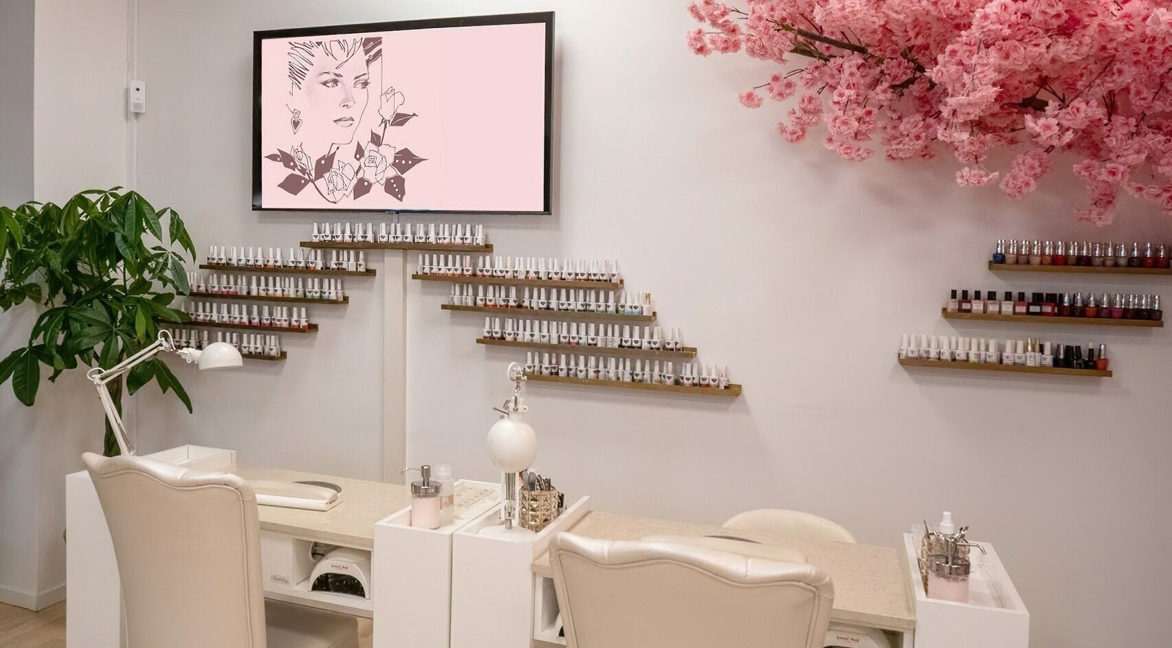 Elegant neglebord hos I Am Beauty, Vallensbæk Strand, DK, med dekorationer og neglelakke på hylder.