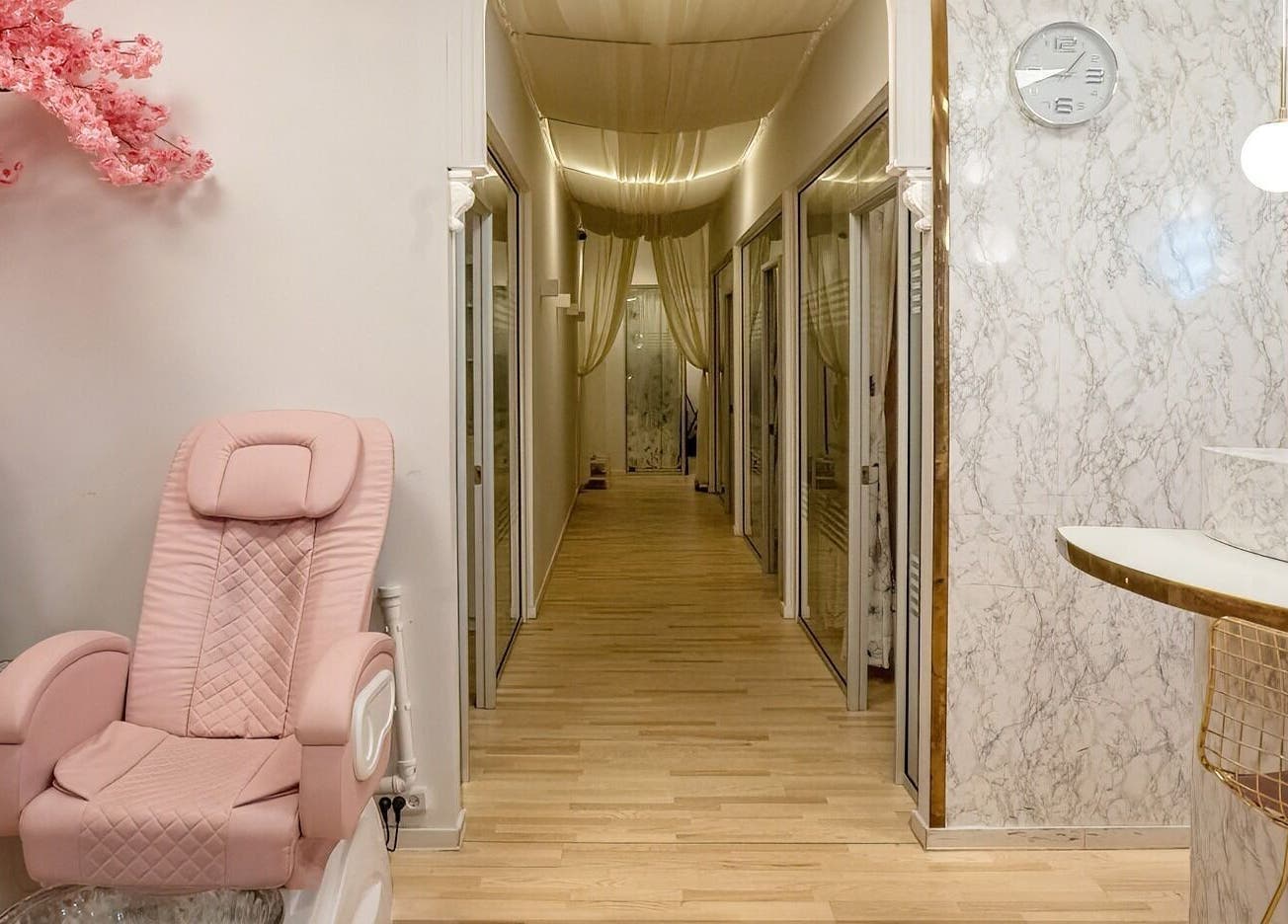 Elegant skønhedssalon med lyserøde stole på I Am Beauty, Vallensbæk Strand, DK.