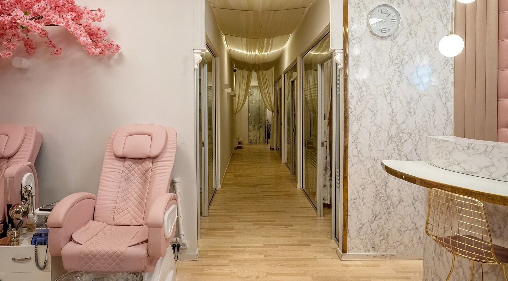 Elegant skønhedssalon med lyserøde stole på I Am Beauty, Vallensbæk Strand, DK.
