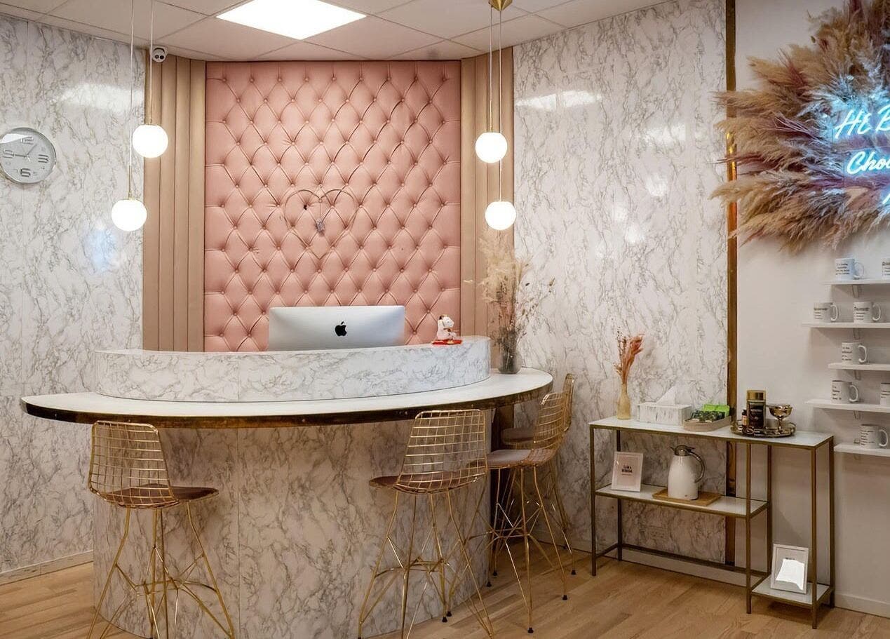 Moderne reception hos I Am Beauty i Vallensbæk Strand, DK med luksuriøs indretning og bløde nuancer.