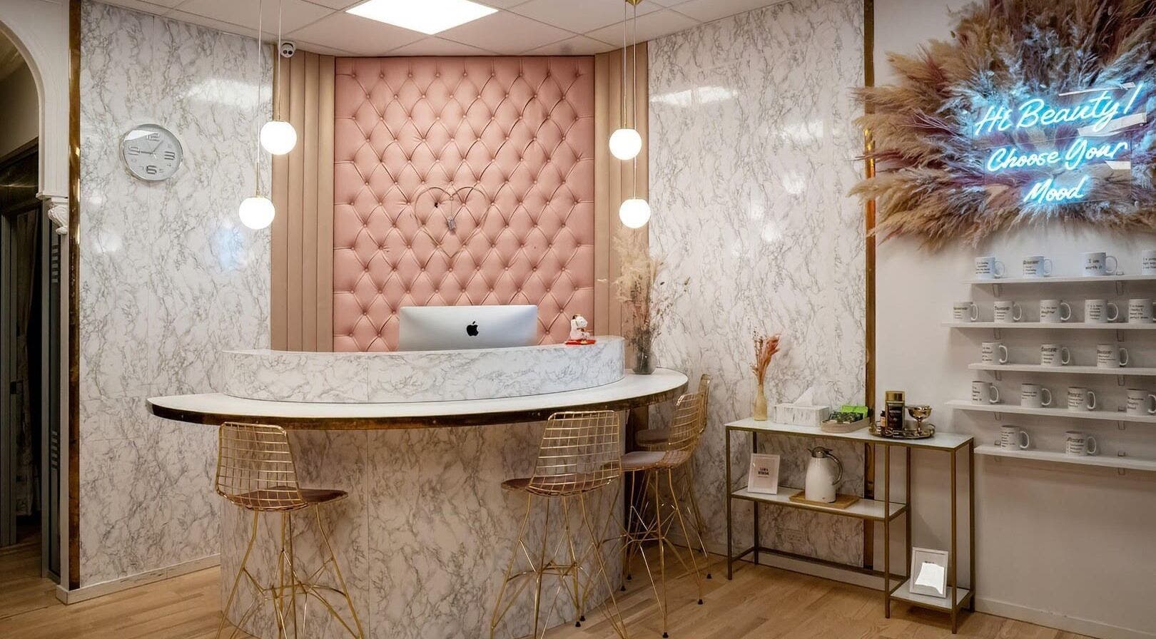 Moderne reception hos I Am Beauty i Vallensbæk Strand, DK med luksuriøs indretning og bløde nuancer.