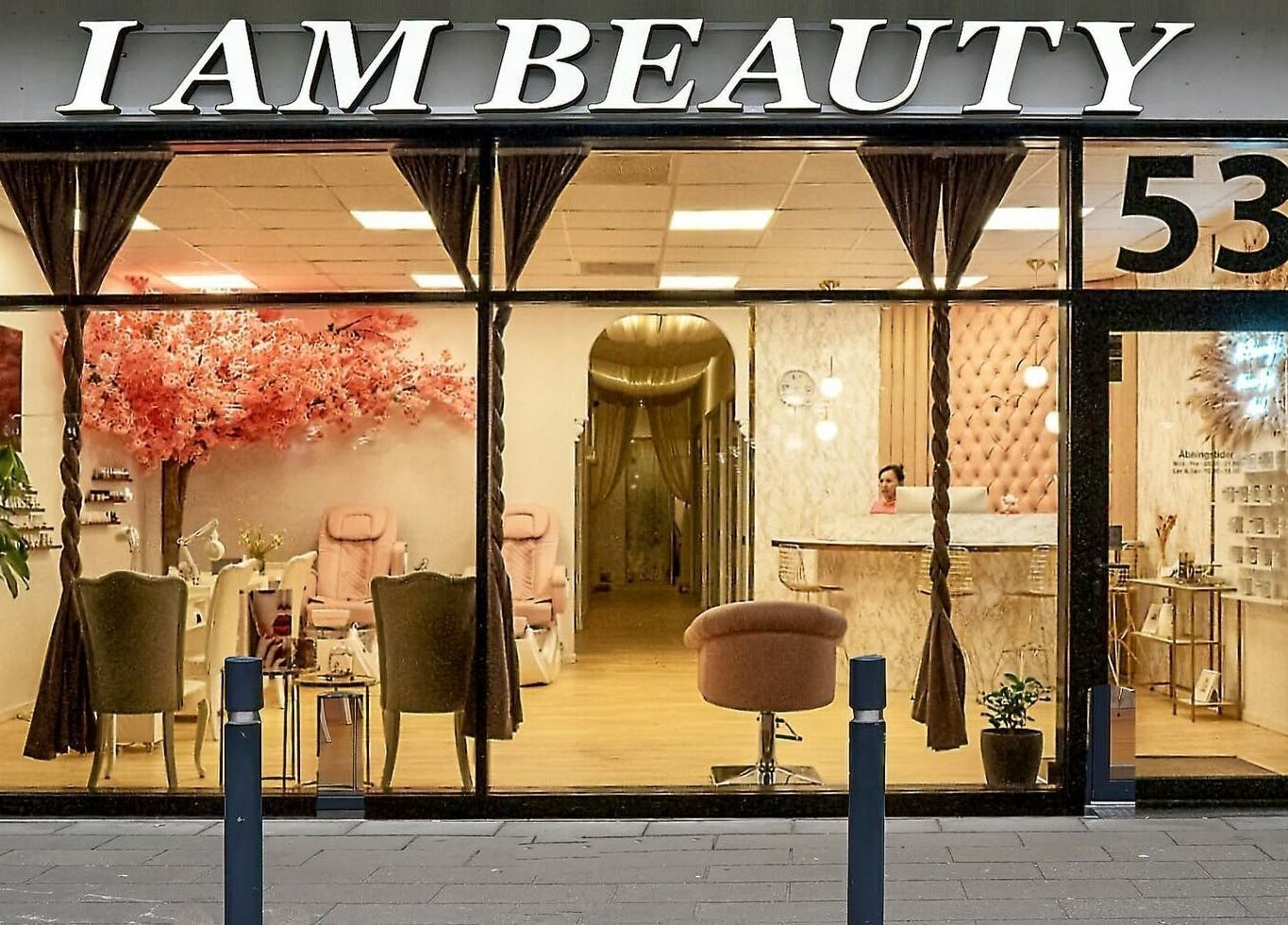 I Am Beauty's elegante facade i Vallensbæk Strand, DK, indbyder med stilfuldt interiør og moderne service.