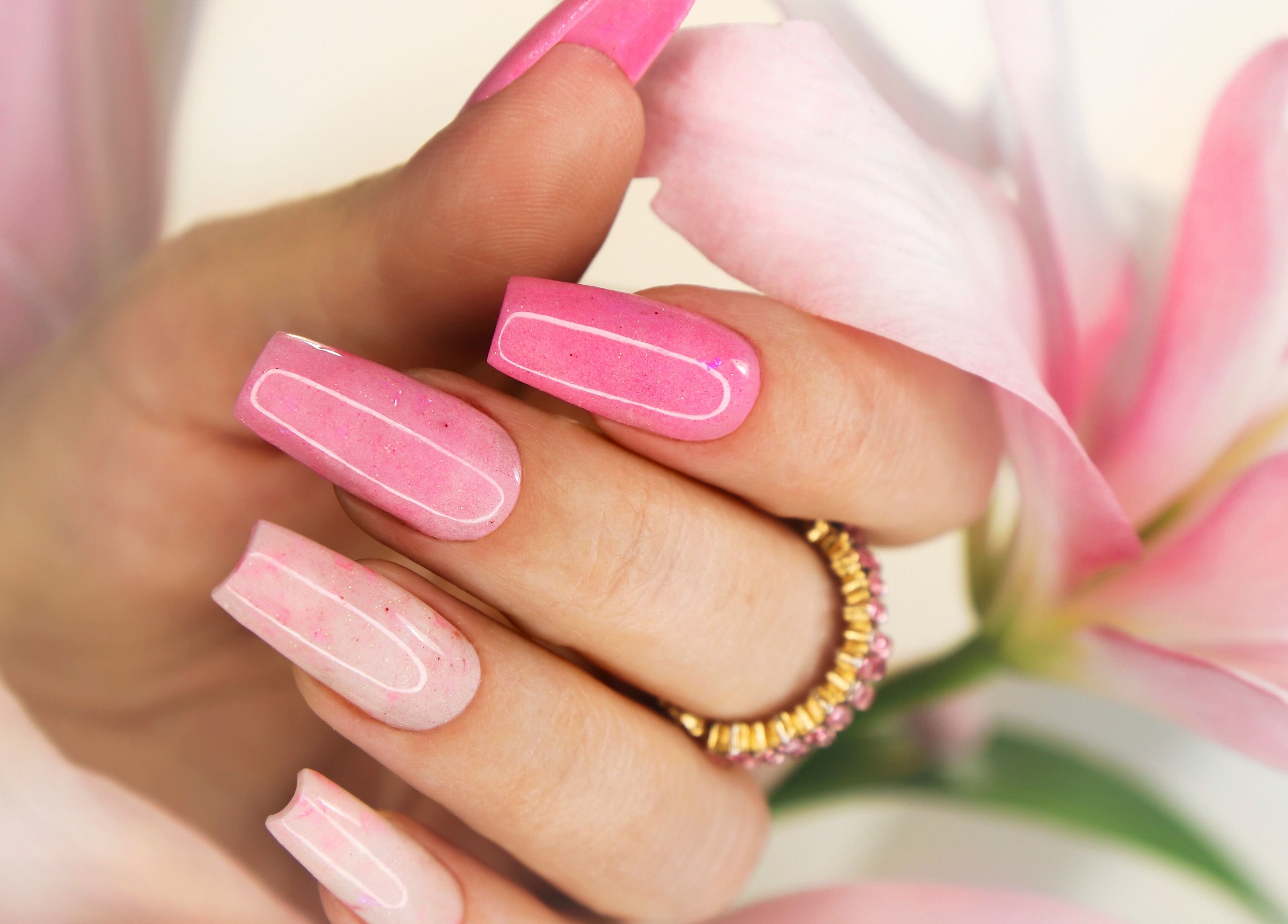 Elegant, lyserøde negle med blomster hos I Am Beauty, Vallensbæk Strand, DK.