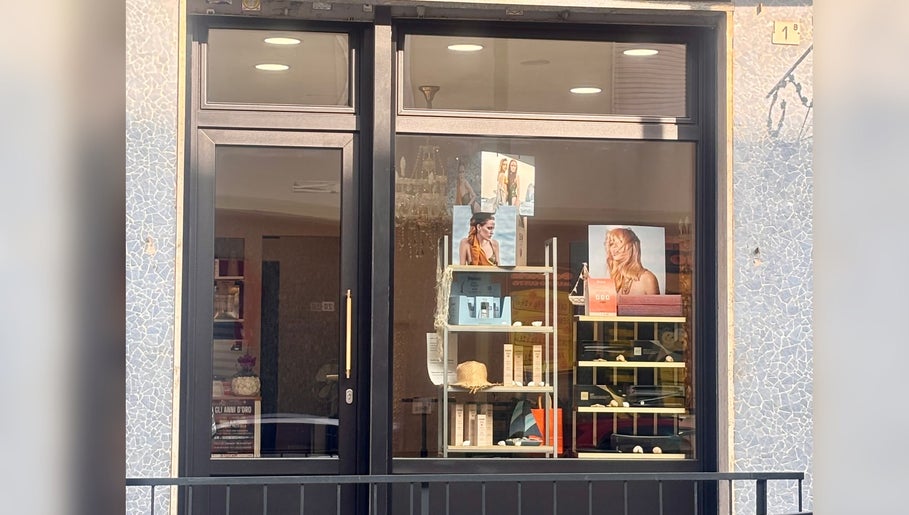 Vetrina di Madáme Luxury, Candiolo, Piemonte: eleganza e bellezza esposte con cura.