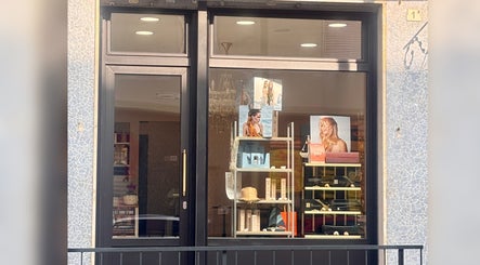 Vetrina di Madáme Luxury, Candiolo, Piemonte: eleganza e bellezza esposte con cura.