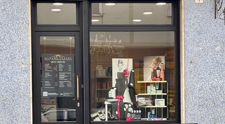 Vetrina di Madáme Luxury a Candiolo, Piemonte, IT. Prodotti di bellezza esposti con eleganza.