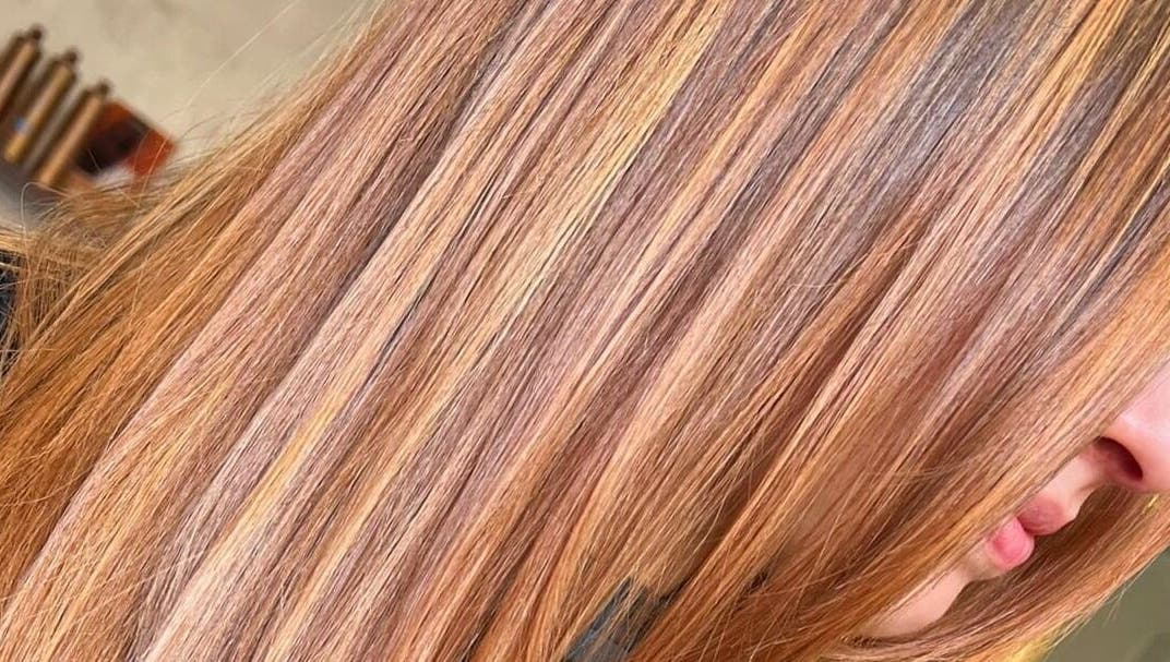 Capelli biondi perfettamente lisciati presso Madáme Luxury, Candiolo, Piemonte, IT.