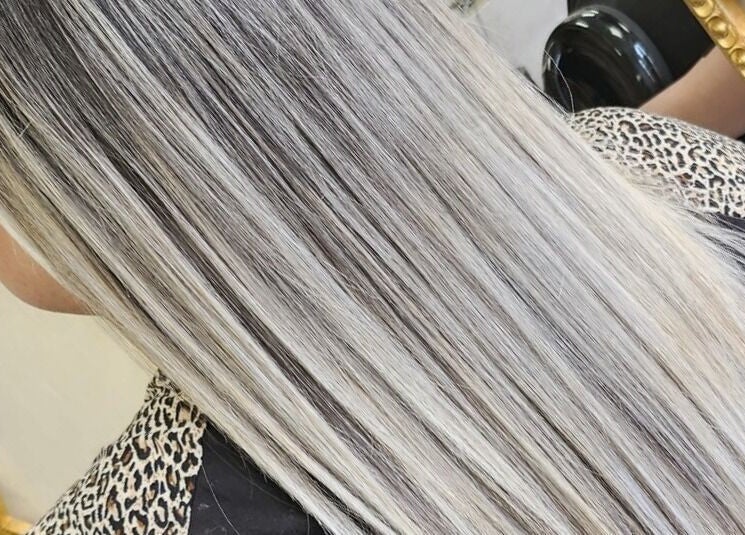 Capelli biondi e lisci a Madáme Luxury, Candiolo, Piemonte, IT. Acconciature di lusso.