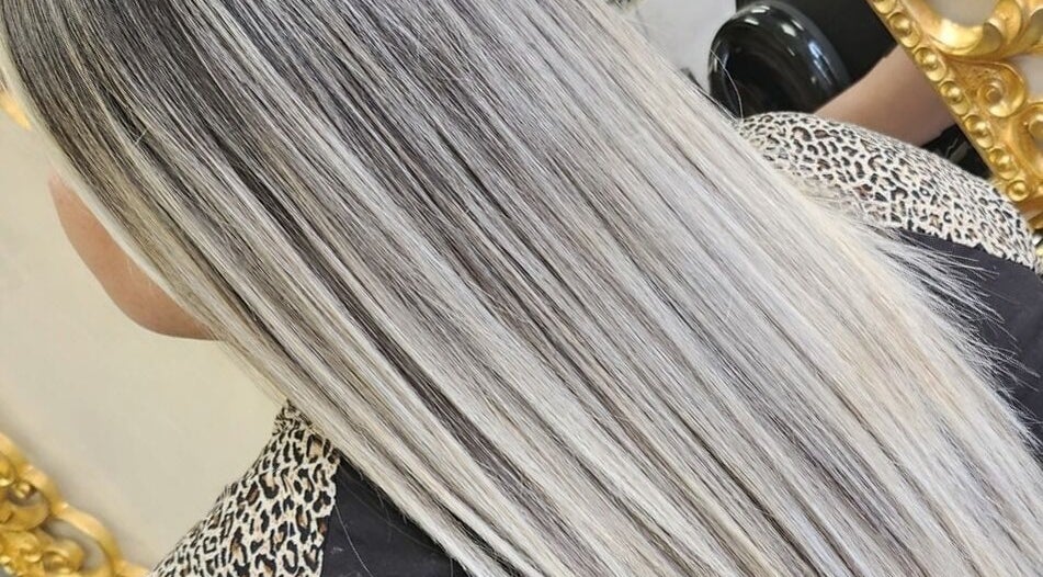 Capelli biondi e lisci a Madáme Luxury, Candiolo, Piemonte, IT. Acconciature di lusso.