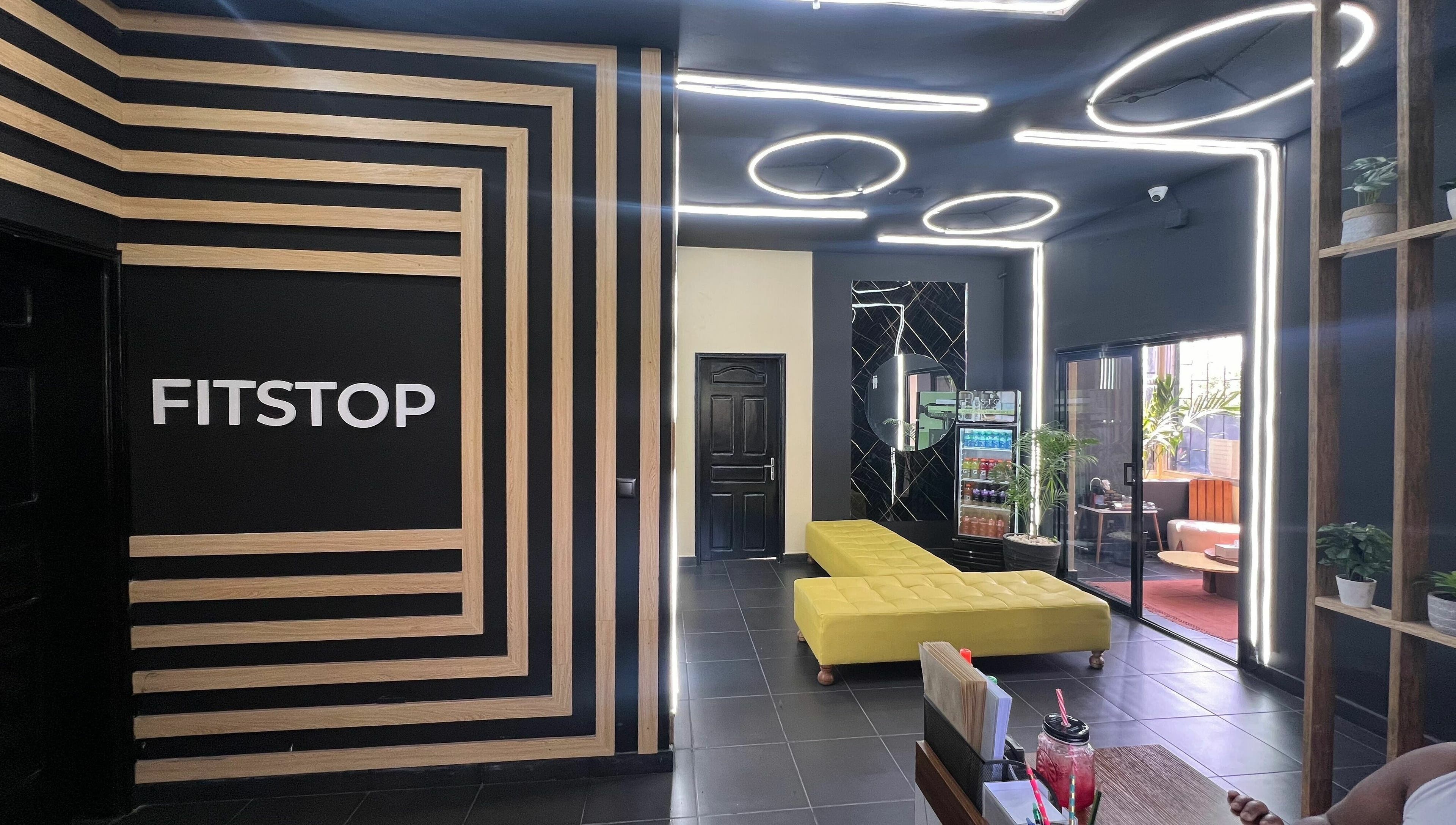 Entrée moderne de Fitstop Sen à Dakar, Dakar Region, SN avec mobilier élégant et éclairage distinctif.