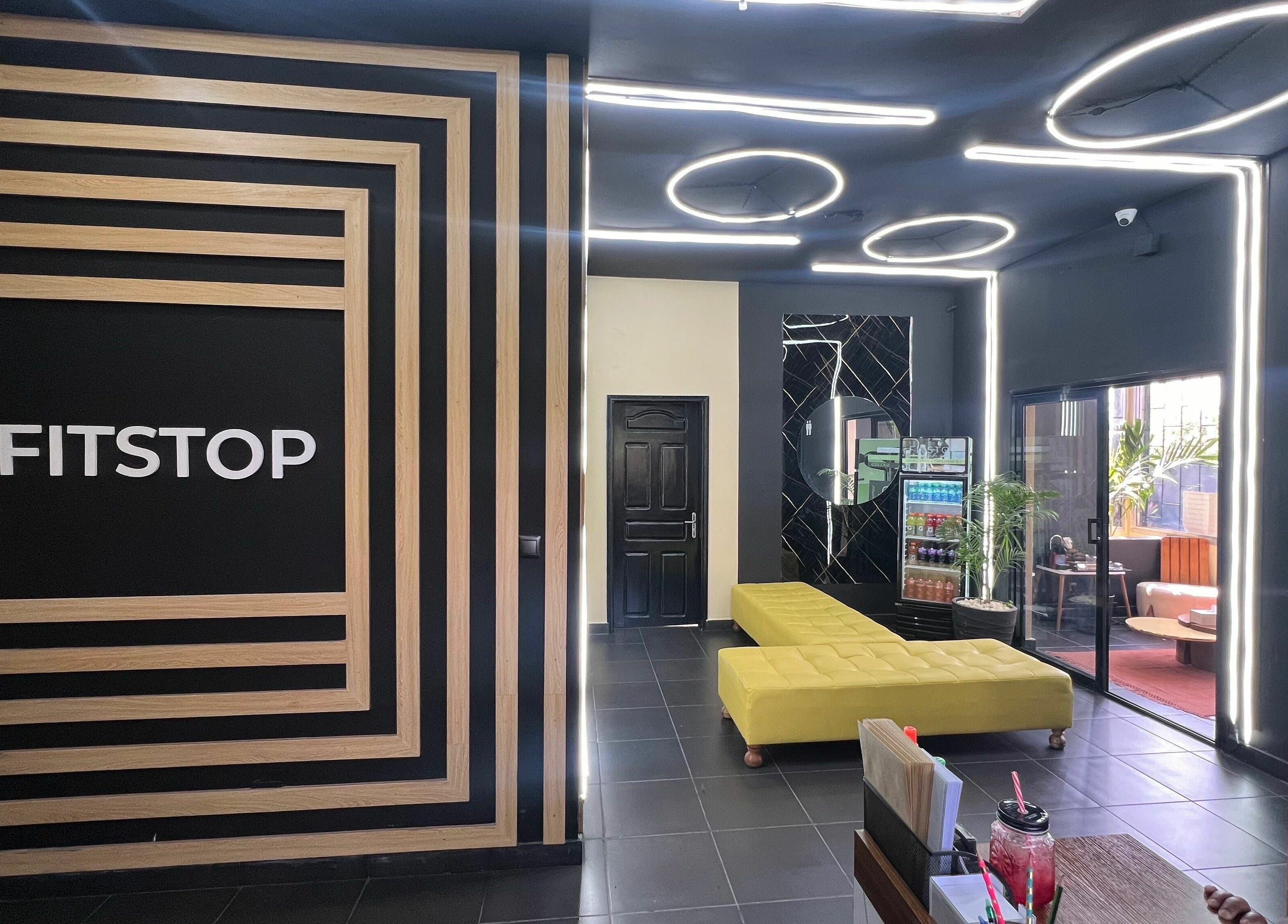 Entrée moderne de Fitstop Sen à Dakar, Dakar Region, SN avec mobilier élégant et éclairage distinctif.