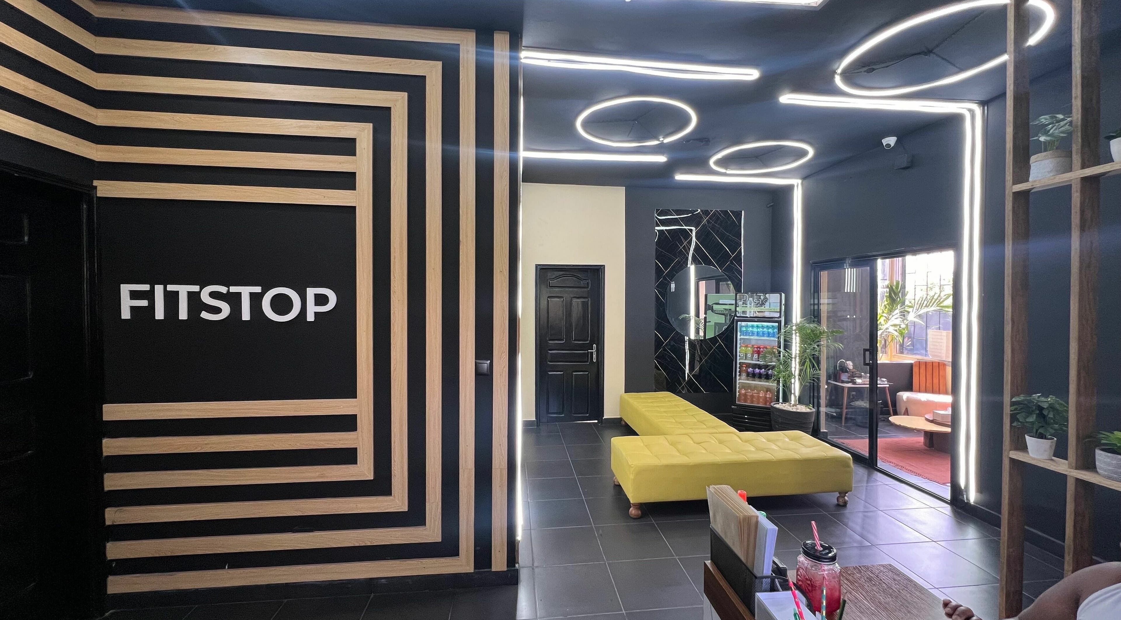 Entrée moderne de Fitstop Sen à Dakar, Dakar Region, SN avec mobilier élégant et éclairage distinctif.