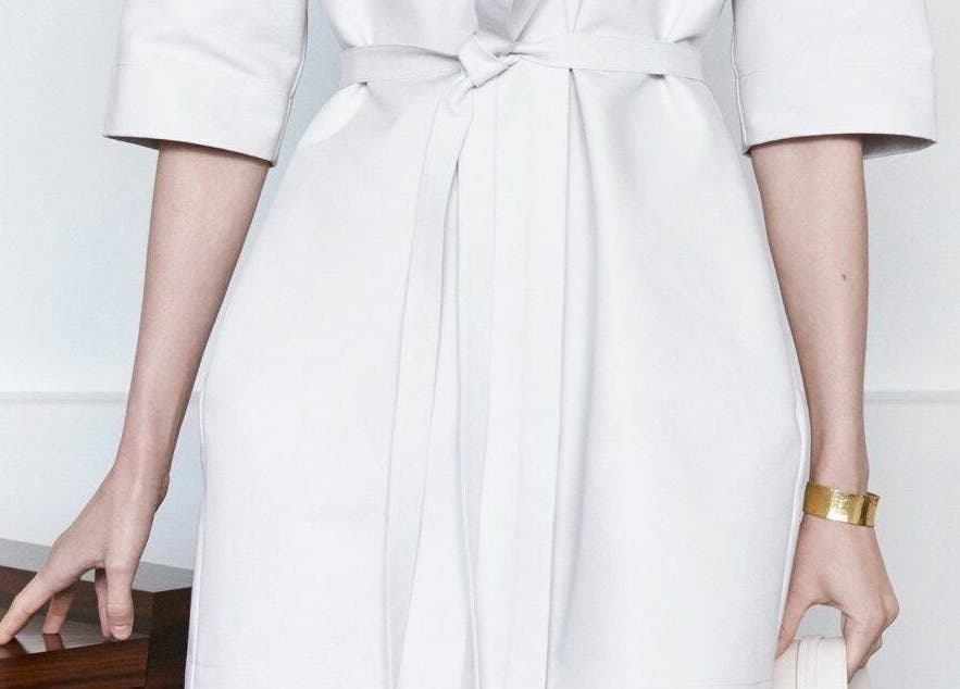 Robe blanche élégante à Fitstop Sen, Dakar, Dakar Region, SN, offrant un style raffiné et moderne.