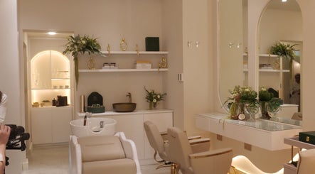 Interior elegante da Resolve Hair em Dubai, Dubai, AE, com decoração sofisticada e cadeiras de salão luxuosas.