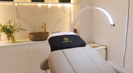 Sala de tratamento luxuosa da Resolve Hair, Dubai, Dubai, AE, com design moderno e vaso de flores.
